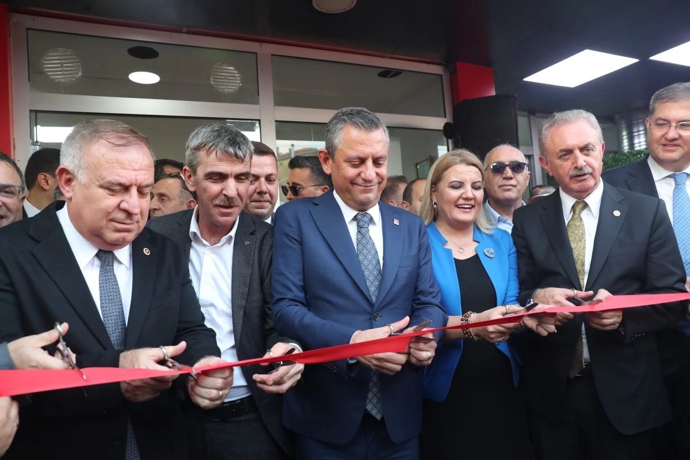 Paşa Kent Lokantasının resmi açılışını Özgür Özel yaptı