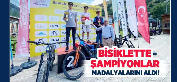  Erzurum’da düzenlenen Downhill Türkiye Şampiyonası’nda şampiyon sporcular madalyalarını aldı.